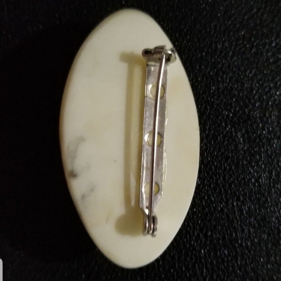 Seahorse and Coral Specimen Trapped in Resin Vintage Brooch (1960s) - Picture 5 of 5